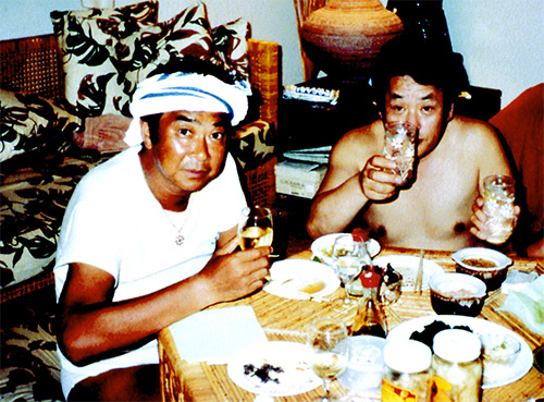 ワイキキのコンドミニアムで石原裕次郎さん（左）と酒を酌み交わす小林正彦さん