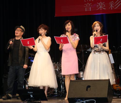 本田美奈子．さん追悼公演「リブ・フォー・ライフ音楽彩」で「アメイジング・グレイス」を歌う（左から）泉谷しげる、松本伊代、早見優、森口博子
