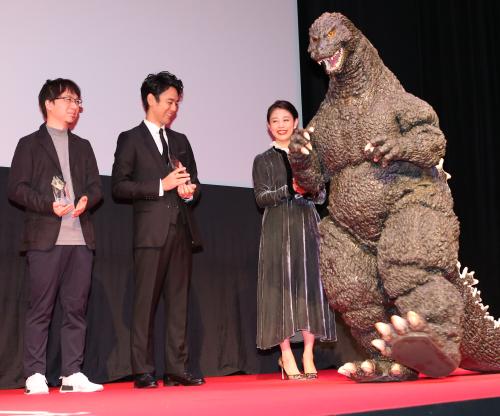 東京国際映画祭のクロージングセレモニーに登場した（左から）新海誠監督、妻夫木聡、高畑充希、ゴジラ