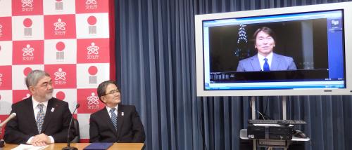 日本遺産大使に任命され、ビデオメッセージを寄せた元プロ野球選手の松井秀喜氏（右）