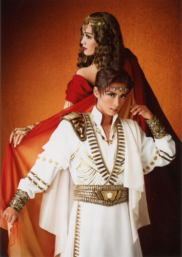 金色の砂漠 での明日海 手前 と花乃まりあ ｃ 宝塚歌劇団 スポニチ Sponichi Annex 芸能