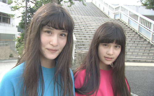 「全力坂」２０００回の走者を務める双子姉妹の寺西リナ（左）、エミリ（C)テレビ朝日