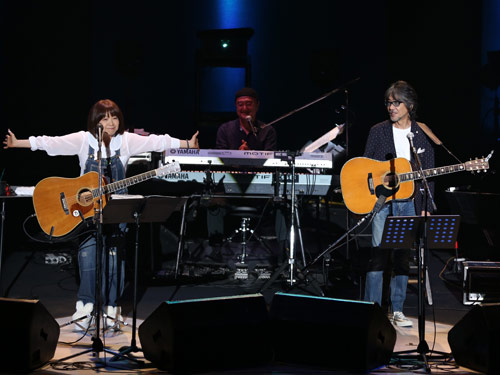 【画像・写真】デビュー４５周年の伊勢正三＆イルカ　２人で「なごり雪」熱唱