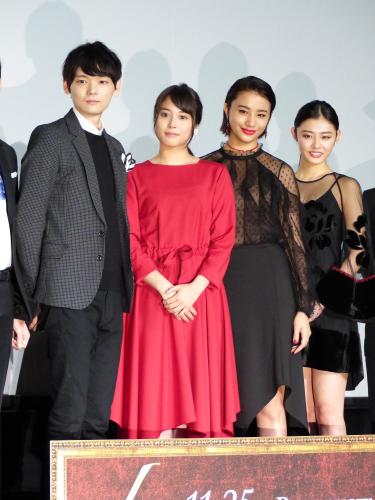映画完成披露上映会に出席した（左から）古川雄輝、広瀬アリス、高橋メアリージュン、古畑星夏