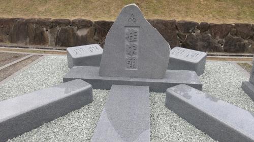 姫路・名古山霊苑に建立された３代目桂米朝さんの墓。真上から見ると「米」の字に見える