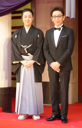 歌舞伎座スペシャルナイトに出演し笑顔を見せる歌舞伎俳優の尾上菊之助（左）とフリーアナウンサー古舘伊知郎