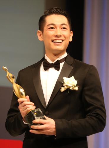 「東京ドラマアウォード２０１６」授賞式、助演男優賞を受賞したディーン・フジオカ