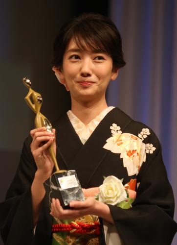 「東京ドラマアウォード２０１６」授賞式、主演女優賞を受賞した波瑠