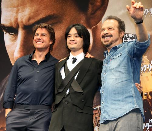 米映画「ジャック・リーチャー」の来日会見を行ったトム・クルーズ（左）、エドワード・ズウィック監督（右）とゲスト出演した池松壮亮
