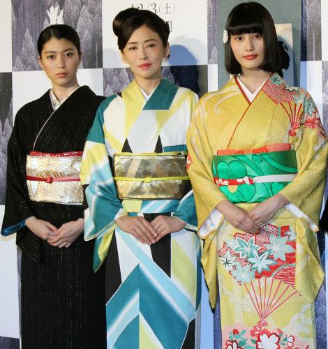 映画「古都」の完成披露試写会で舞台あいさつを行った（左から）成海璃子、松雪泰子、橋本愛