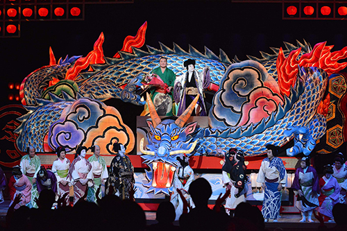 【画像・写真】海老蔵主演舞台に白鵬サプライズ登場、花束贈呈　1500人が拍手＆掛け声