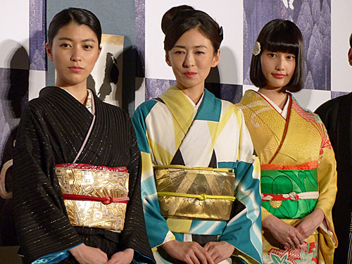 映画「古都」の完成披露に登場した（左から）成海璃子、松雪泰子、橋本愛