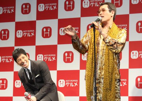 「ホットペッパー　グルメ」新ＣＭ発表会で、ピコ太郎のＰＰＡＰ披露に爆笑する西島秀俊（左）