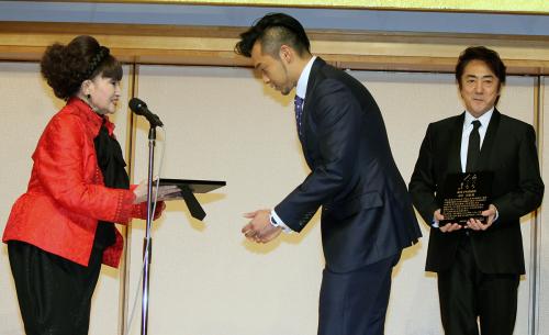 「森光子の奨励賞」を受賞した市村正親（右）と北島康介、プレゼンターの黒柳徹子