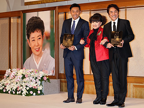 森光子さんの写真の脇でポーズをとる（左から）北島康介、プレゼンターの黒柳徹子、市村正親