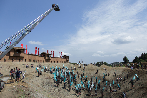 千葉県内で行われた大河ドラマ「真田丸」の大坂の陣のロケ風景。左が幅約５０メートル、高さ約６メートルの砦・真田丸。中央は深さ約４・５メートルの堀。青の旗は攻め入る徳川軍のエキストラ（Ｃ）ＮＨＫ