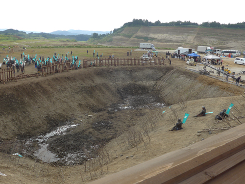 千葉県内で行われた大河ドラマ「真田丸」の大坂の陣のロケ風景。砦・真田丸の上から見た堀。深さ約４・５メートル（Ｃ）ＮＨＫ