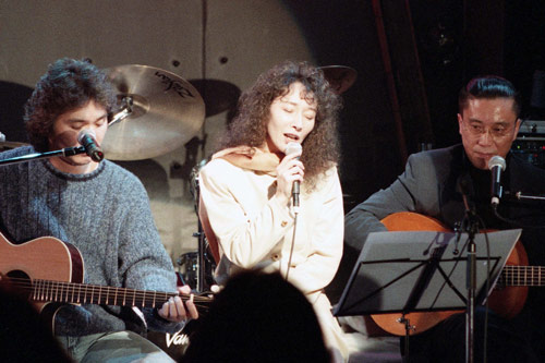 ９５年１月、桑名正博さん（左）、下田逸郎（右）とセッションするりりィさん