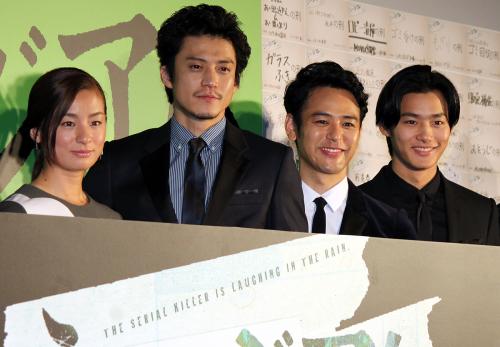 映画「ミュージアム」の初日舞台挨拶を行った（左から）尾野真千子、小栗旬、妻夫木聡、野村周平
