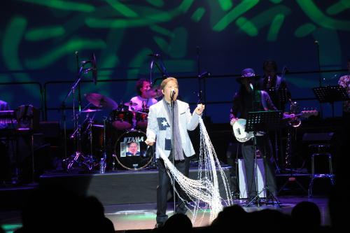 ４０周年ツアーの最終公演で熱唱する「ＧＯＤＩＥＧＯ」のタケカワユキヒデ