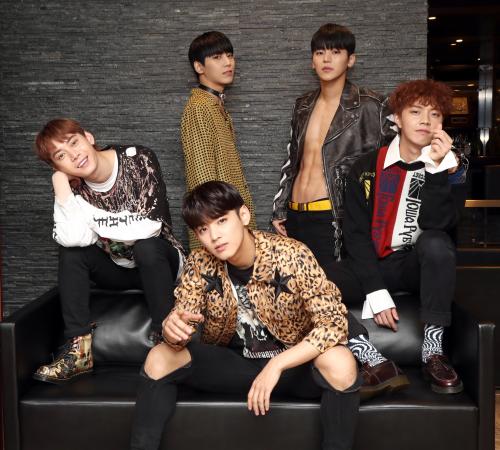 ポーズを決めるｍｙｎａｍｅのメンバー 手前中 セヨン 左から コヌ チェジン インス ジュンｑ スポニチ Sponichi Annex 芸能