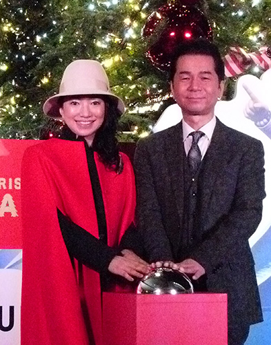 クリスマスツリーの点灯式に出席したＤＲＥＡＭＳ　ＣＯＭＥ　ＴＲＵＥ（ドリカム）の吉田美和（左）と中村正人