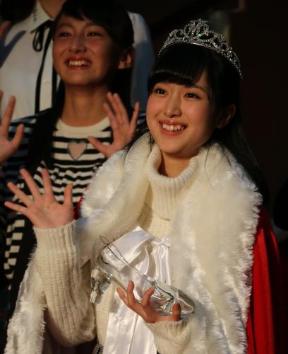 「第８回東宝シンデレラオーディション」グランプリ発表会、笑顔で手を振るグランプリを受賞した福本莉子さん
