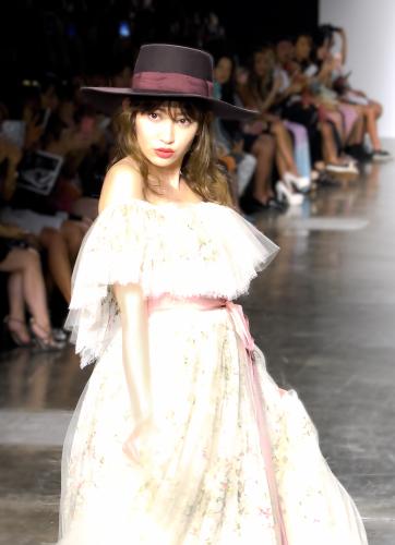 「ホノルル・ファッションウィーク２０１６」に出演し、モデル世界デビューを果たした小嶋陽菜（ｃ）ＨＯＮＯＬＵＬＵ　ＭＡＧＡＺＩＮＥ