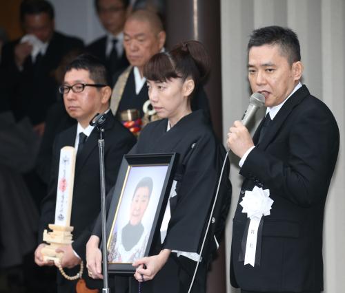 涙をこらえ喪主あいさつをする（右から）太田光と妻の太田光代氏、太田の相方の田中裕二