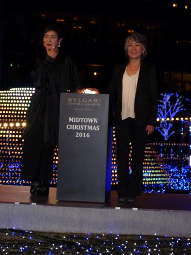 イルミネーション点灯式に出席した桃井かおり（左）と奈良橋陽子さん