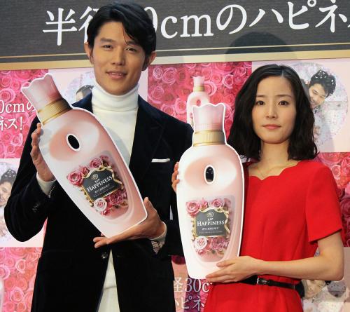 鈴木亮平「キュンとした」 蓮佛美沙子とハグ20回以上 - スポニチ