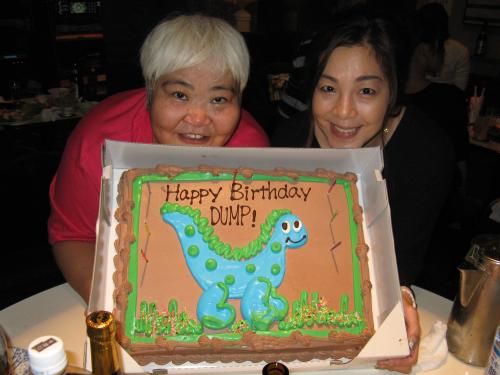 バースデーケーキを前にダンプ（左）と井上貴子。同じく誕生日が11月。美魔女の井上は最近、ヘアヌード写真を週刊現代で披露