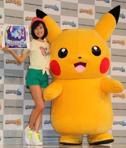 「ポケットモンスター　サン・ムーン」発売記念イベントに登場した小島瑠璃子とピカチュウ