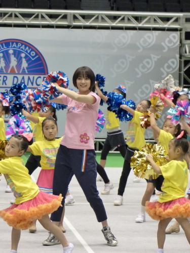 全日本チアダンス選手権大会で行われた主演映画「チア☆ダン」のスペシャルダンスタイムでキッズダンサーと笑顔で踊る広瀬すず