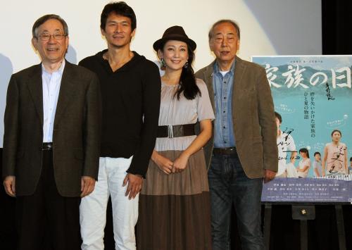 映画「家族の日」の舞台挨拶を行った（左から）大森青児監督、伊原剛志、田中美里、岸部一徳