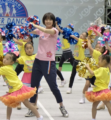 全日本チアダンス選手権で行われた主演映画「チア☆ダン」のスペシャルダンスタイムでキッズダンサーと踊る広瀬すず