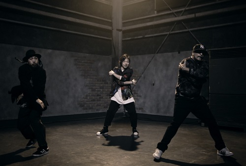 三浦大知（中央）の新曲ミュージックビデオではポッピンの世界チャンピオンのグッチョン（左）と世界的ストリートダンサーのミスター・ウィグルスと共演