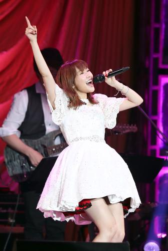 【画像・写真】「シンガー指原です」初ディナーショー　聖子や明菜でしっとりと…