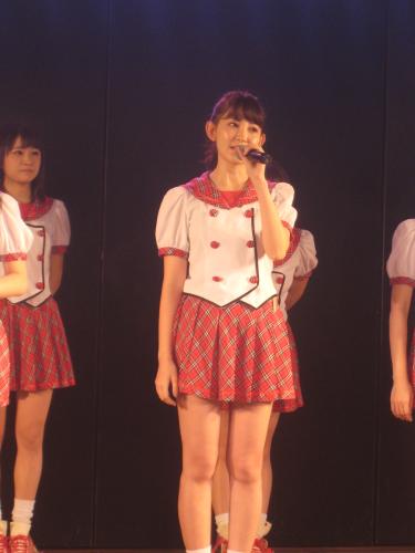 ＡＫＢ４８劇場公演で、グループ初期の曲「スカート、ひらり」の衣装で話す小嶋陽菜