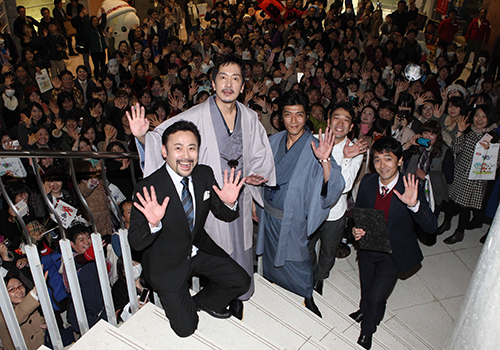 地元・栃木でトークショーを行った真田信尹役の栗原英雄（左から２人目）と、直江兼続役の村上新悟（左から３人目）
