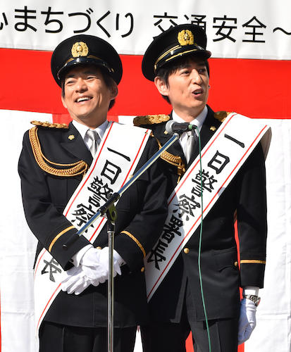 福岡県警中央署の一日署長に就任し、あいさつする人気お笑いコンビ「博多華丸・大吉」