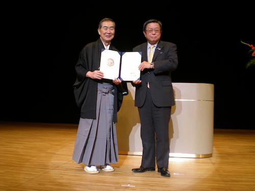 堺名誉大使委嘱式に出席した（左から）桂文枝と竹山修身堺市長