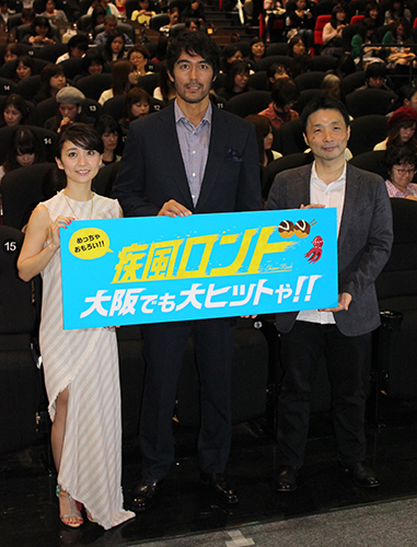 大阪市内で舞台あいさつした（左から）大島優子、阿部寛、吉田照幸監督