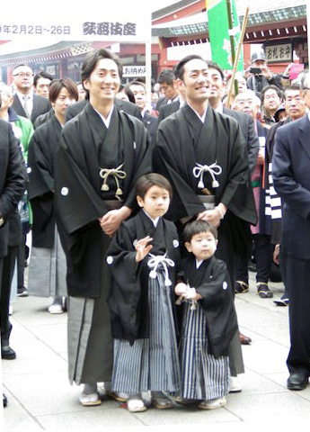 二月大歌舞伎の成功を祈願して浅草寺でお練りを行った中村勘九郎（右）と七之助、前列は勘九郎の長男・七緒八（左）と次男・哲之