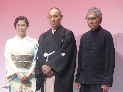 「六本木歌舞伎　第二弾」製作発表会見に出席した（左から）寺島しのぶ、市川海老蔵、三池崇史氏