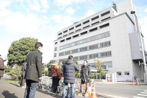 ＡＳＫＡ容疑者が移送された東京湾岸警察署には朝から多くの報道陣が集まった