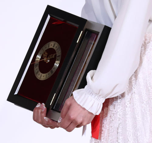 【画像・写真】愛梨、アモーレ長友の代理で出席「２人で一緒に頂けた賞を大切に」