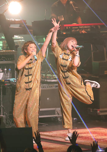 ２０周年公演で仲良く歌うＰＵＦＦＹの吉村由美（左）、大貫亜美