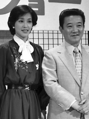 １９８１年２月、フジテレビ「小川宏ショー」に出演した際の小川宏さん。左はアシスタントを務めた頼近美津子さん