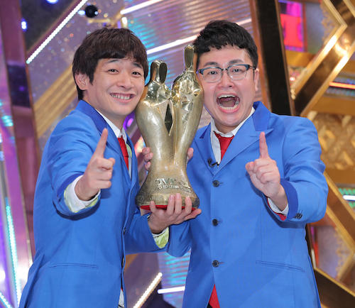 Ｍ―１グランプリを制した銀シャリの鰻和弘（左）と橋本直